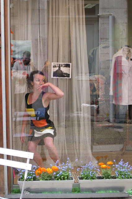 Sophie Barros danse en vitrine